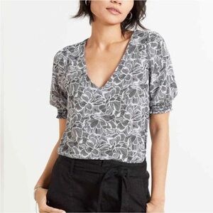 Evereve Gracie black and white floral v-neck blouse Size XS
